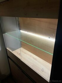 LED skleněná vitrína
