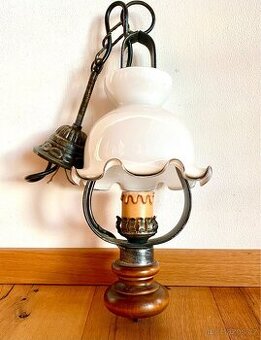 Stará krásná malá kovaná lampa ve stylu petrolejky