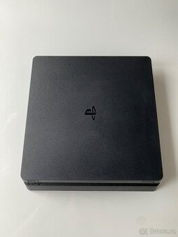 PS4 Slim 1TB + 2 ovladače + 5 her