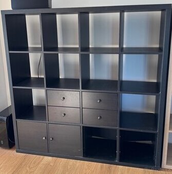 Prodám knihovnu IKEA 4x4 černohnědou (REZERVACE)