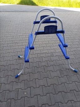 schůdky do bazénu