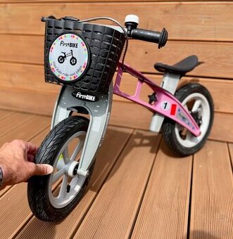 FirstBIKE Street – dětské odrážedlo + košík + adaptér na sní