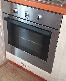 Vestavná trouba Zanussi