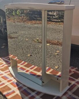 Koupelnová skříňka dřevěná se světlem