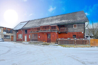 Rozmanitá usedlost s rozsáhlými pozemky 64 544 m² — Rochov u