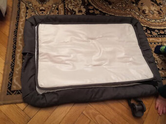 Přebalovací pult na cestovní postýlku