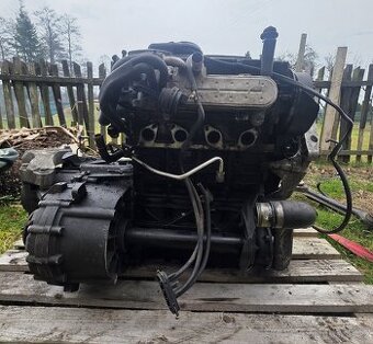 Prodám motor s převodovkou Golf5,Octavie 2,0 tdi 103kw