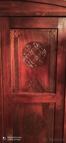 Starožitná vyřezávaná skříň