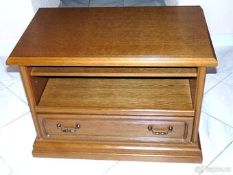 menší rustikální TV komoda