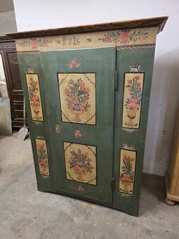 Malovaná skříň po celkové starší renovaci