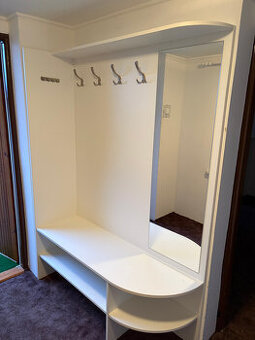 🧥 Bílá předsíňová stěna se zrcadlem a botníkem – STAV NOVÉ