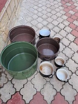 Staré plechové hrnce