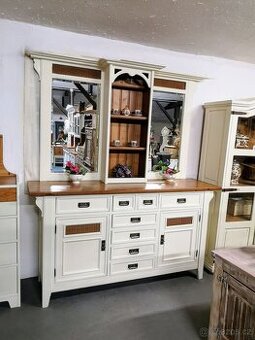 Komoda se zrcadlovým nástavcem. Dřevo.