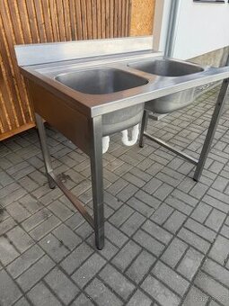 Nerezový kuchyňský dvojitý drez