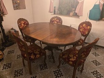 Starožitný jídelní stůl se židlemi