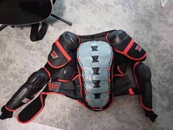 Chránič těla Emerze EM3 černo-červený