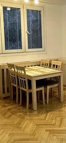 Rozkládací jídelní stůl se židlemi