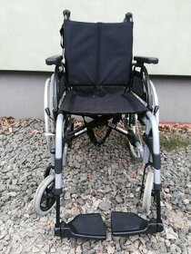 Invalidní mechanický vozík, skládací.