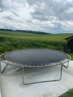 Skákací trampolína