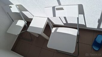 2 židle bílé (stolek k tomu)