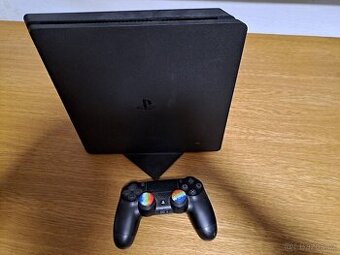 PS4 slim 500 GB pěkný stav