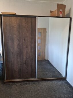 Šatní skříň se zrcadlem