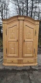 Celomasivní policová skříň