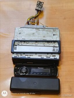 Autorádio s CD Pioneer s doplňky