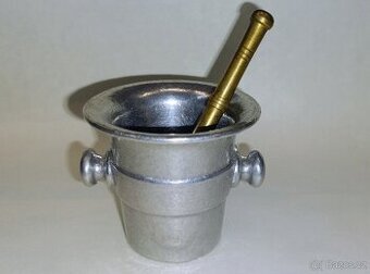 Hmoždíř s tloukem