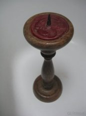 Dřevěný stojan na svíci, u země průměr 16 cm, výška 44 cm