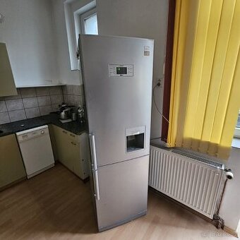 Lednice s mrazákem LG – No Frost, dávkovač vody