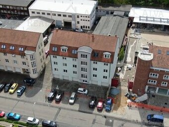 Prodej polyfunkční budovy s kancelářemi, byty, garážemi v... - 1