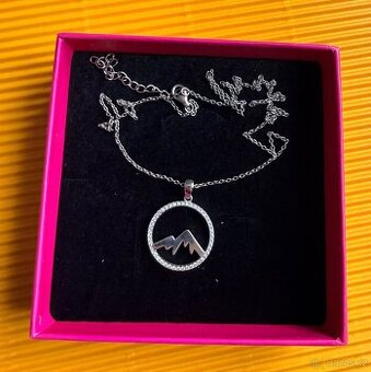 Stříbrný (Ag, punc) náhrdelník hory se zirkony, sleva.