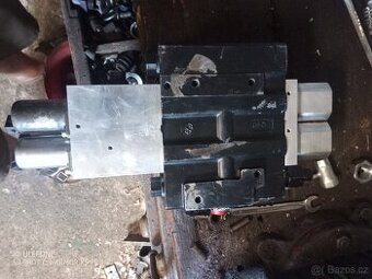 2x Elektro hydraulicky rovadec na nakladac