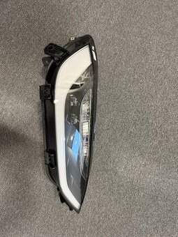 Tesla model X svetlo