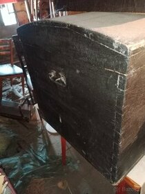 dřevěný lodní kufr