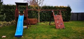 Dětský zahradní domek s houpačkami a klouzačkou