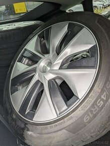 pneu 19" pro Tesla model Y 255/45/19 - 1