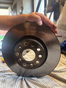 Prodám přední kotouče+destičky značky Brembo .