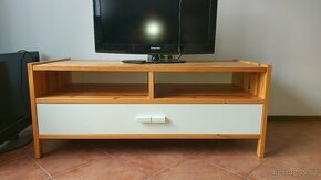 Masivní skříňka (stolek) pod televizi