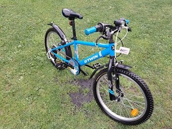 Dětské kolo BTWIN Racing Boy 320 - nepoužívané, vč. helmy