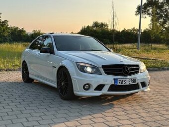 Mercedes C63 AMG 6,2 V8 samosvor