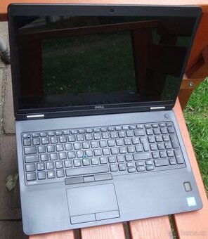 Dell e5570 v nejvyšší výbavě, co se vyráběl (včetně přísluše