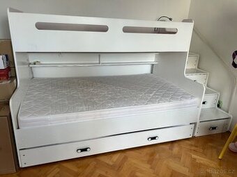Patrová postel s přistýlkou a s úložnými prostory