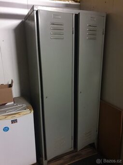 plechové šatní skříně