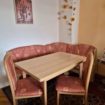 Rohová lavice, rozkládací jídelní stůl a 2 židle