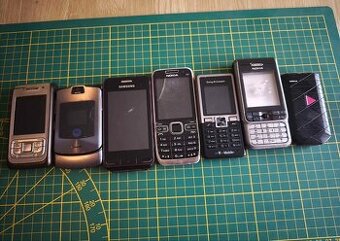 Staré mobilní telefony na díly