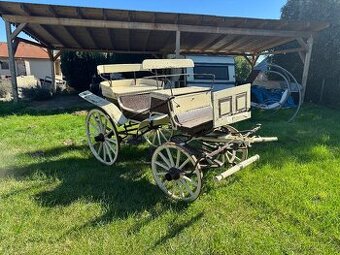 Historický kočár – dřevěný, plně odpružený, k renovaci