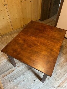 Stůl - velký a masivní