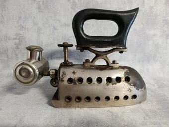 Velmi stará menší lihová žehlička OMEGA do sbírky, k dekorac